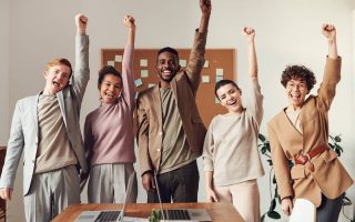 groupe d'adolescents epanouis dans leur scolarite grace au coaching scolaire