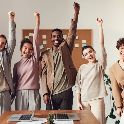 groupe d'adolescents epanouis dans leur scolarite grace au coaching scolaire