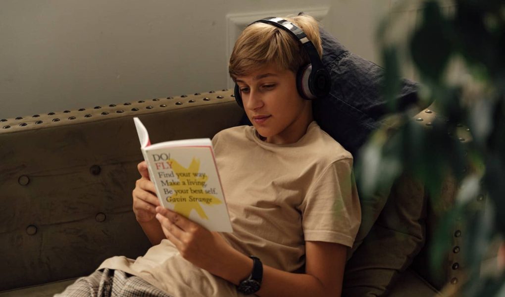 adolescent qui revise avec la musique