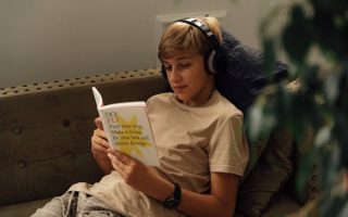 adolescent qui revise avec la musique