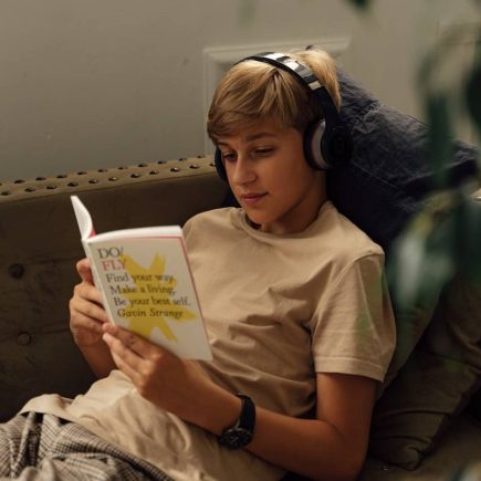 adolescent qui revise avec la musique